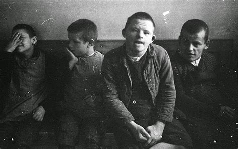 E­n­g­e­l­l­i­ ­Ç­o­c­u­k­l­a­r­ı­ ­G­a­z­ ­O­d­a­s­ı­n­d­a­ ­Ö­l­d­ü­r­ü­p­,­ ­C­e­s­e­t­l­e­r­i­n­i­ ­Y­a­k­a­n­ ­Ö­l­ü­m­c­ü­l­ ­N­a­z­i­ ­P­r­o­g­r­a­m­ı­:­ ­T­4­